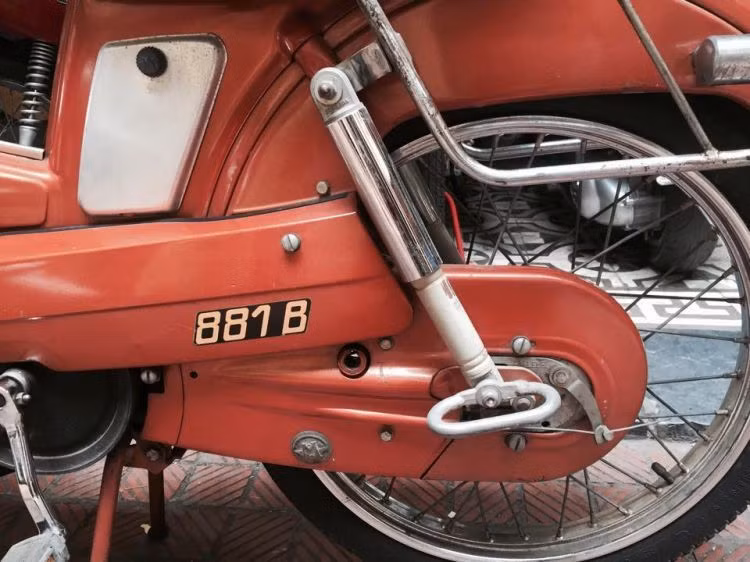 So với những chiếc xe đạp máy cổ trước đây, Motorbecane MBK 881B có thiết kế vuông vức hơn theo trào lưu chung của Thế giới ôtô xe máy trong thập niên 80.