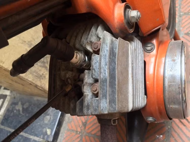 Được trang bị động cơ 50 cc 1 xi-lanh 2 kỳ làm mát bằng không khí với công suất chỉ khoảng 3-4 mã lực, tuy nhiên nhờ có thiết kế đơn giản nên MBK 881B vẫn có thể đạt tốc độ tối đa khá lớn là 70 km/h. Xe vẫn có bàn đạp truyền thống như xe đạp để sử dụng khi hết xăng.