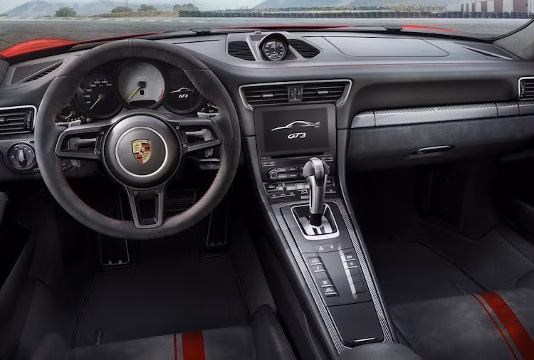 Giống như các phiên bản 911 đời mới khác, GT3 2017 cũng sở hữu nội thất cải tiến với vô-lăng từ siêu xe 918 Spyder và hệ thống thông tin giải trí PCM thế hệ mới. Khách hàng có thể lựa chọn ghế điều chỉnh điện 18 hướng hoặc ghế thể thao lưng cố định bằng sợi carbon.