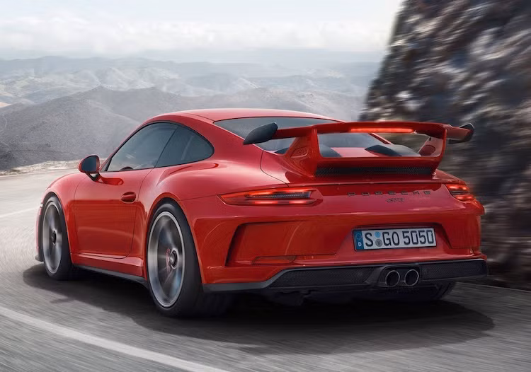 Đặc biệt, lựa chọn số sàn 6 cấp đã quay trở lại trên 911 GT3 mới theo yêu cầu của những người đam mê. Với hộp số sàn, xe tăng tốc chậm hơn 0,1 giây nhưng lại có trọng lượng chỉ 1413 kg và tốc độ tối đa nhanh hơn 1 km/h.