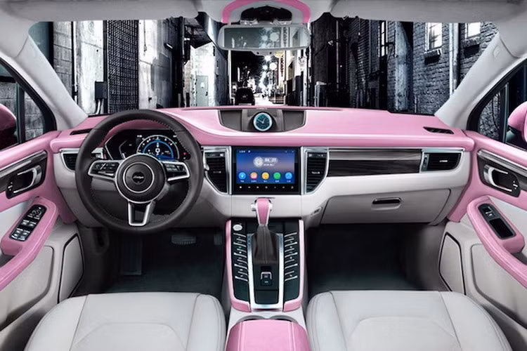 Ở bên trong nội thất, Zotye SR9 cũng gây chú ý bởi cabin hoàn thiện với 2 tông màu là trắng kem và hồng. Tương tự như những hãng xe sang, Zotye thậm chí còn đưa ra cho các nữ khách hàng mua xe tùy chọn thêu chữ cái theo ý muốn trên tựa đầu mỗi ghế ngồi.