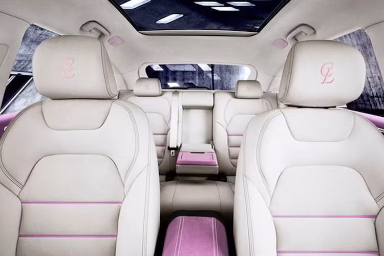 Không chỉ giống Macan, Zotye SR9 còn sở hữu những tiện nghi khá cao cấp, ngay cả khi so với một mẫu xe đồng hạng của các hãng sản xuất tên tuổi trên Thế giới. Một ví dụ đó là hệ thống thông tin giải trí của xe còn có chức năng đo áp suất lốp của từng bánh.