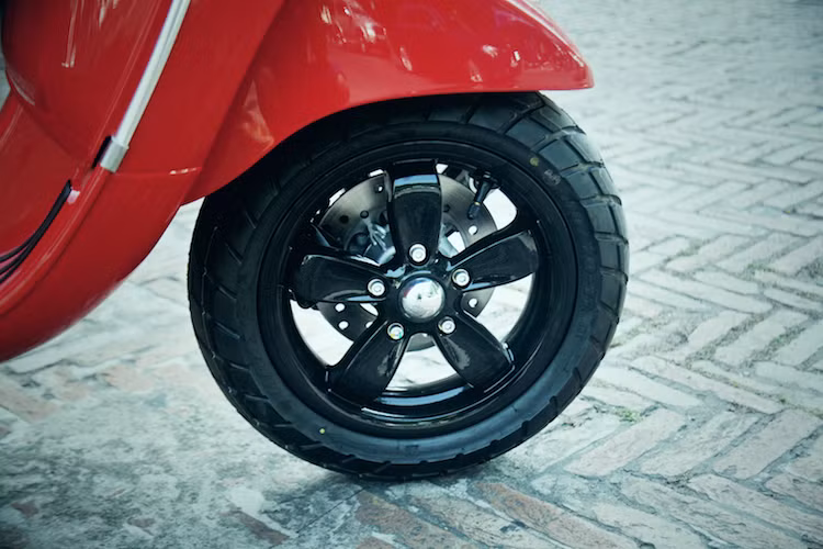 Điểm khác biệt lớn thứ 2 của Vespa LX mới là bộ mâm đúc 5 cánh sơn đen với đường kính trước/sau 11 - 10 inch, kết hợp lốp 110/70 và 120/70. Tuy nhiên, thiết kế mâm này cũng không quá mới mẻ khi chỉ đơn thuần được Piaggio "tái chế" lại từ chiếc Primavera bản thường