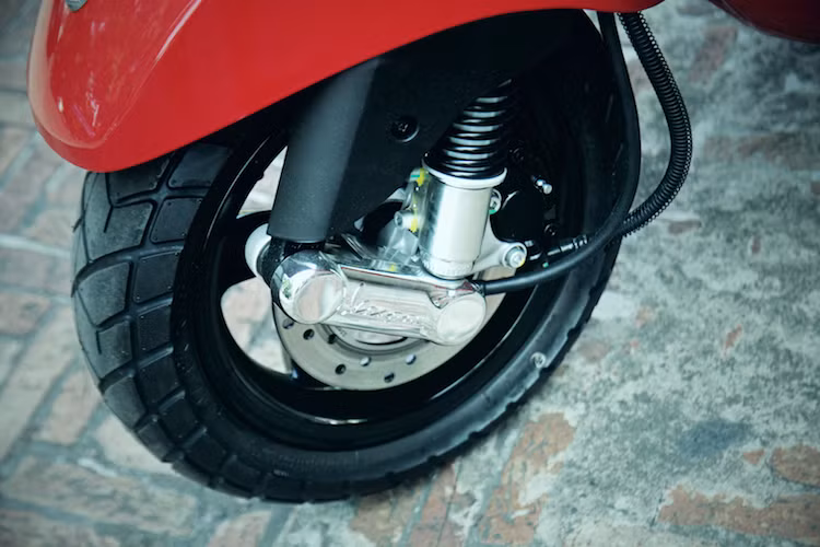 Hệ thống phanh của LX 2017 vẫn có dạng đĩa đường kính 200 mm ở bánh trước và tang trống 110 mm ở bánh sau. Xe cũng không được trang bị hệ thống phanh ABS như Liberty hay Primavera bản cao cấp.