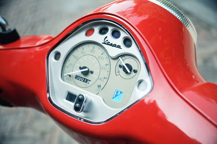 Ở phía trên khu vực tay lái, bảng đồng hồ cùng các cùm công tắc của Vespa LX 125 2017 cũng hoàn toàn không có sự thay đổi nào so với chiếc LX cũ từng bị "khai tử" cách đây tròn 4 năm.