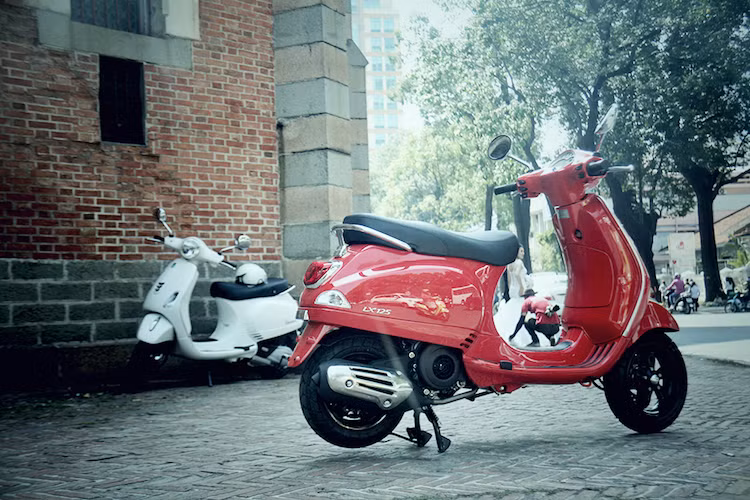 Tại Việt Nam, Vespa LX 125 2017 được bán với giá 67,9 triệu đồng, rẻ hơn khoảng 1 triệu đồng so với Vespa Primavera. Với mức giá này, có thể thấy LX 2017 hướng tới những người thích kiểu dáng của LX cũ hơn so với Primavera mới.