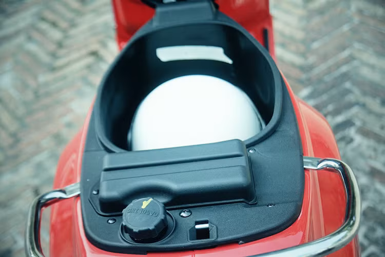 Ở bên dưới yên xe, LX 2017 vẫn sở hữu hộc chứa đồ có khả năng để được 2 chiếc mũ nửa đầu. Nằm về phía đuôi xe là bình xăng hơn 7 lít. Những chi tiết này không có gì khác biệt so với phiên bản cũ.