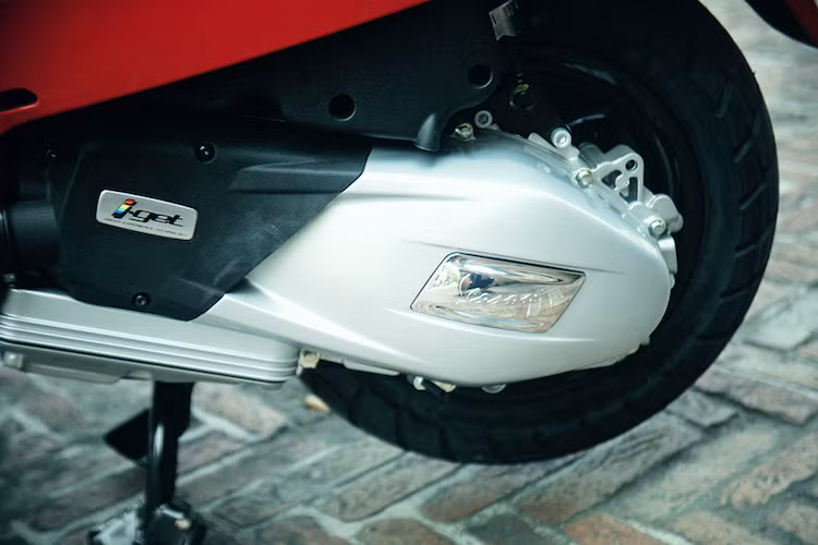 Thay đổi lớn nhất của Vespa LX 125 2017 đó là chiếc xe được trang bị động cơ xi-lanh đơn SOHC i-Get 3 van thế hệ mới từ Vespa Primavera Động cơ này cho công suất 7,6 kW cùng mô-men xoắn 10,2 Nm. Nhờ có công nghệ 3 van và phun nhiên liệu điện tử, chiếc xe có mức tiêu thụ nhiên liệu trung bình 60 km/l ở tốc độ 50 km/h.