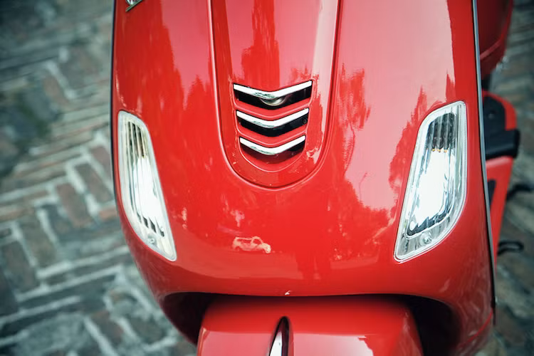 Nếu chỉ nhìn lướt qua, ngay cả những "fan" Vespa cũng khó có thể nhận ra sự khác biệt của LX 2017 với phiên bản cũ. Ở phía trước, thay đổi duy nhất của chiếc xe là phần mặt nạ với 3 khe thoát âm của còi với thiết kế góc cạnh hơn thay vì dạng tròn như bản cũ. Ngoài ra phần đầu và 2 bên yếm không có gì thay đổi.