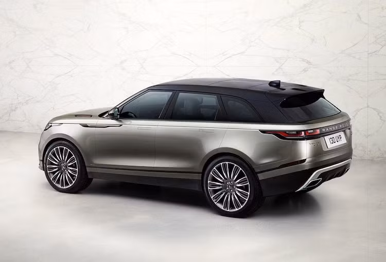 Các kích thước tổng thể D x R x C của Range Rover Velar lần lượt là 4803, 1930 và 1665 mm cùng trục cơ sở 2874 mm. Với kích thước này, Velar lớn hơn một chút so với đối thủ BMW X4 và thậm chí là có chiều dài gần với dòng X6 cao hơn (4909 mm), khiến cho chiếc xe "lỡ cỡ" nằm giữa phân khúc crossover hạng C và D.