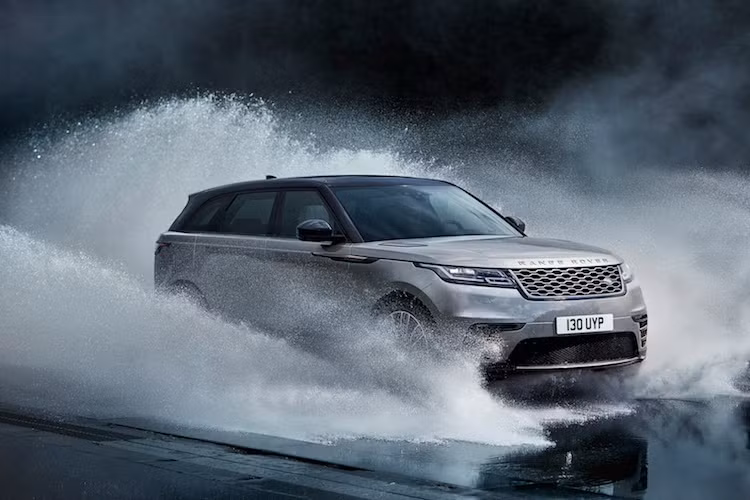 Tại Mỹ, Range Rover Velar sẽ được bán với 2 phiên bản động cơ xăng là 2.0l 4 xi-lanh tăng áp 247 mã lực và V6 3.0l siêu nạp 380 mã lực. ĐỘng cơ dầu duy nhất ở thị trường này là diesel 2.0l 180 mã lực. Ở thị trường châu Âu, xe còn có thêm phiên bản diesel V6 3.0l tăng áp cho công suất tối đa 300 mã lực.
