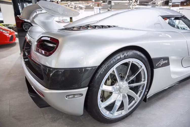 Động cơ này được kết hợp với hộp số 7 cấp ly hợp kép và hệ dẫn động cầu sau, giúp Agera có thể đạt 0-100 km/h chỉ trong 3 giây và tốc độ tối đa theo công bố lên tới 433 km/h. Từ phiên bản này, Koenigsegg đã phát triển ra hàng loạt siêu xe cực "khủng" với công suất mạnh hàng ngàn mã lực như Agera RS hay One:1 sau này.