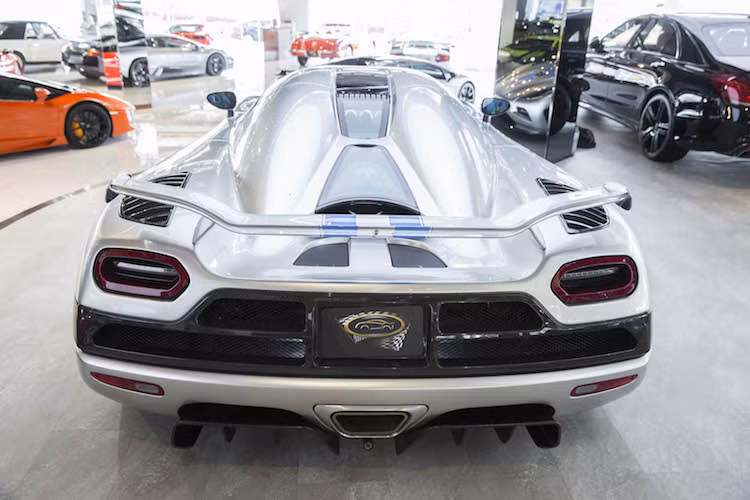 Bên trên nắp máy của Agera được in logo "Con ma bạc" của biệt đội máy bay chiến đấu đầu tiên của Thuỵ Điển từ thập niên 1930. Sân bay cũ của biệt đội này hiện là "đại bản doanh" của Koenigsegg. Sở hữu động cơ V8 5.0l tăng áp kép, phiên bản Agera "đời đầu" có công suất "chỉ" ở mức 940 mã lực và mô-men xoắn cực đại 1100 Nm.