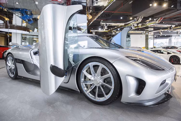 Cũng giống những mẫu Koenigsegg khác, Agera R được trang bị thiết kế cửa "đổ gục" độc đáo. Cả đèn hậu lẫn đèn pha của xe đều đã được ứng dụng công nghệ chiếu sáng LED, khiến cho Agera trông ấn tượng hơn hẳn so với CCXR cũ.