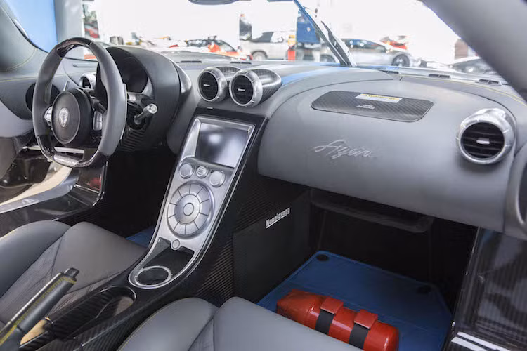 Là một chiếc xe siêu tốc, nhưng nội thất của Agera vẫn sang trọng và thoải mái với các tiện nghi cao cấp. Những chi tiết trang trí bằng sợi carbon và nhôm nguyên khối CNC khiến chiếc xe trở nên hấp dẫn hơn.