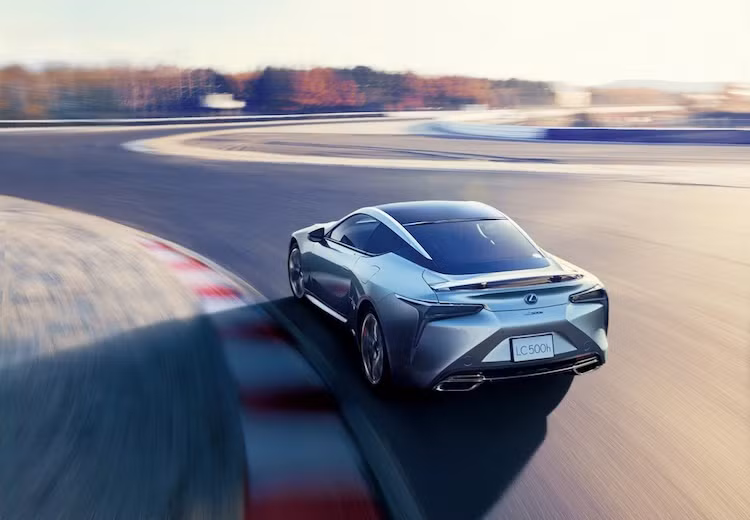 Tại thị trường Nhật Bản, phiên bản LC500 V8 sẽ có giá khởi điểm đã tính thuế là 13 triệu Yen (tương đương 2,61 tỷ đồng). Trong khi đó, phiên bản LC500h hybrid giá lên tới 13,5 triệu Yen (tương đương 2,71 tỷ đồng). Khách hàng cũng sẽ có quyền cá nhân hóa nội và ngoại thất theo ý thích giống nhiều mẫu xe châu Âu cao cấp.