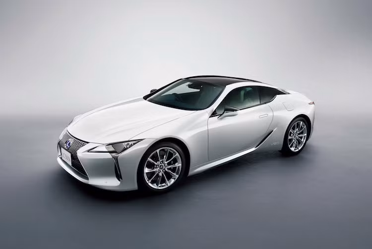Sở hữu thiết kế gần như không khác gì so với bản concept, Lexus LC gây ấn tượng bởi vẻ đẹp "sắc như dao cạo" với những chi tiết mang đầy tính tương lai như cụm đèn hậu và đèn pha có thiết kế phức tạp như tới từ tương lai.