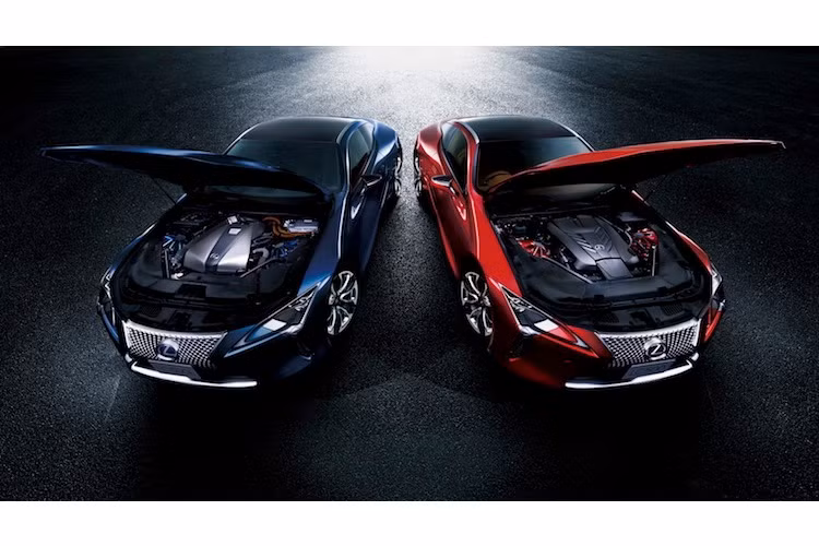 Phiên bản LC500 sẽ được trang bị khối động cơ V8 5.0 nạp khí tự nhiên 467 mã lực quen thuộc, đã từng xuất hiện trên các dòng xe thể thao IS-F, RC-F hay GS-F. Động cơ này được nối với hộp số tự động 10 cấp của hãng Aisin - Nhật. Trong khi đó, cùng mang mã hiệu 500 nhưng thay vì động cơ V8 5.0, LC500h lại chỉ được trang bị một động cơ 3.5l V6 với công suất tối đa 295 mã lực và mô-men xoắn 348 Nm.