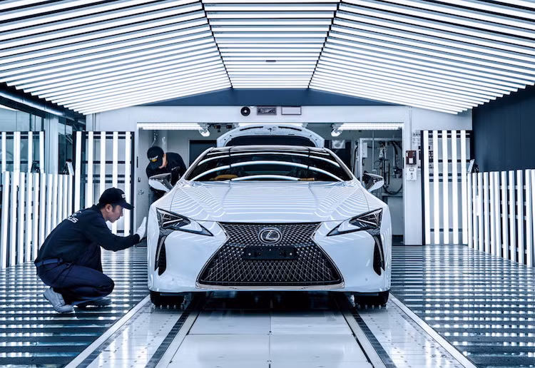 Để khiến cho LC500 đạt tỷ lệ công suất/trọng lượng 52/48, động cơ đã được đặt lùi về phía sau trục trước. Trong khi đó, hệ thống treo đa liên kết với 2 khớp bi ở tay đòn trên và dưới giúp xe đạt khả năng điều khiển chính xác và êm ái hơn trên đường trường.