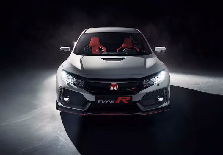 Vào tháng 10 năm ngoái, phiên bản Civic Type R thế hệ mới thử nghiệm đã từng được Honda ra mắt. Tại triển lãm Geneva 2017 vừa khai mạc, Honda Civic Type R phiên bản thương mại đã chính thức "trình làng", gần như không có điểm thay đổi nào so với bản thử nghiệm vào năm ngoái.