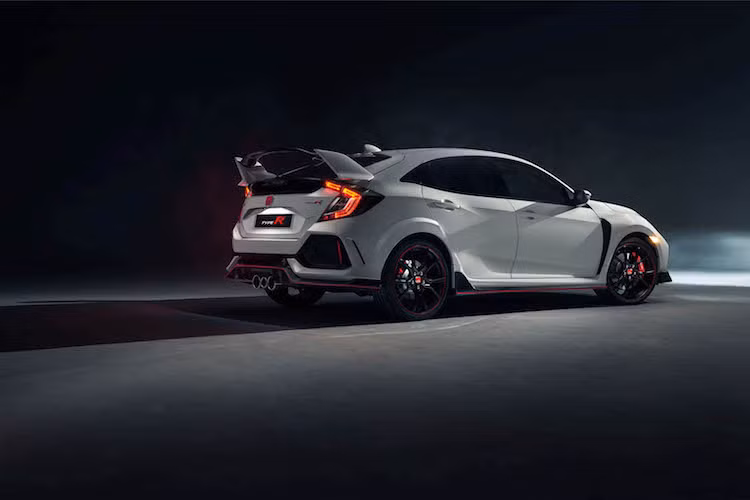 Ở hai bên thân xe, Civic Type R cũng có những vòm bánh xe được nới rộng hơn so với các phiên bản thường. Chiếc Civic Type R vừa được hãng xe Honda giới thiệu có thân xe dạng hatchback, tuy nhiên hiện tại chưa rõ hãng có dự định tung ra phiên bản sedan và coupe hay không.