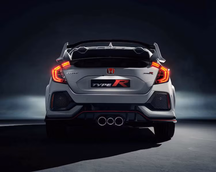 Ở phía sau, Civic Type R cũng gây ấn tượng mạnh bởi cánh đuôi cực lớn cùng bộ ống xả 3 ống nằm chính giữa cản sau. Nằm ở phía trên kính sau, Honda cũng đã trang bị cho chiếc xe những "vây" khí động học.