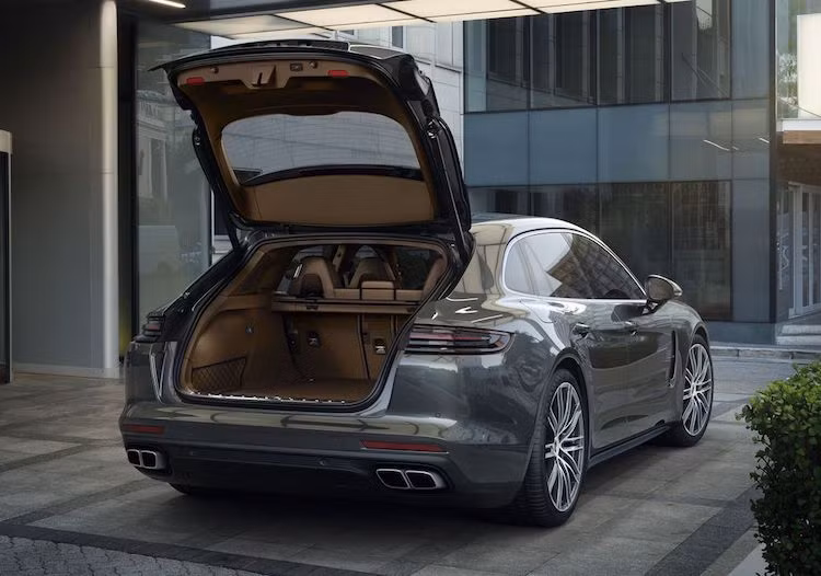 Tuy nhiên, ưu điểm lớn nhất mà vòm mui dạng shooting brake đem lại cho Panamera Sport Turismo là thể tích khoang hành lý. So với bản sedan, chiếc xe có khoang hành lý lớn hơn hẳn với thể tích 520 lít. Nếu gập hàng ghế sau lại, con số này còn có thể tăng tới tối đa 1390 lít, biến Panamera Sport Turismo trở thành chiếc xe siêu sang hiếm hoi với khoang hành lý cực rộng.