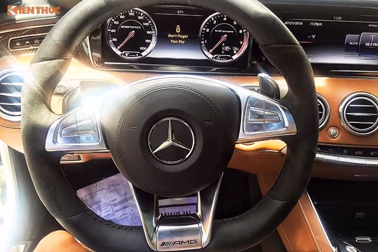 Mặc dù mang đậm chất thể thao nhưng S63 và S65 Coupe AMG vẫn sở hữu nội thất sang trọng và đầy tiện nghi như hệ thống treo khí nén AIRMATIC, dàn âm thanh Burmester high-end, chức năng massage chườm đá nóng, hệ thống định vị và dẫn đường GPS, hệ thống hỗ trợ nhìn ban đêm, màn hình đa góc nhìn và Camera 360 độ như các phiên bản S-Class cao cấp nhất.