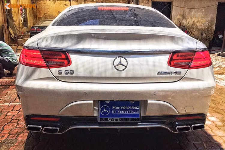 S63 Coupe AMG sở hữu động cơ V8 tăng áp kép 5.5l 577 mã lực/900 Nm, trong khi phiên bản S65 có máy V12 6.0l tăng áp kép mạnh tới 630 mã lực/1000 Nm. Cả 2 phiên bản đều kèm hệ dẫn động cầu sau, tuy nhiên riêng bản S63 AMG Coupe còn có tùy chọn hệ dẫn động 4 bánh 4MATIC. S65 AMG Coupe có giá 226.900 USD (tương đương 5,16 tỷ đồng) trong khi S63 Coupe AMG chỉ khởi điểm từ 164.750 USD (3,75 tỷ).