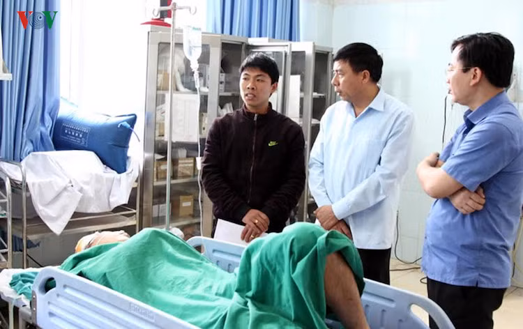 Đại diện chính quyền địa phương đến thăm hỏi các nạn nhân.