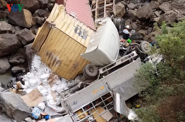 Xe tải chở hàng cũng bẹp dúm, hàng hóa vương đầy lòng suối.