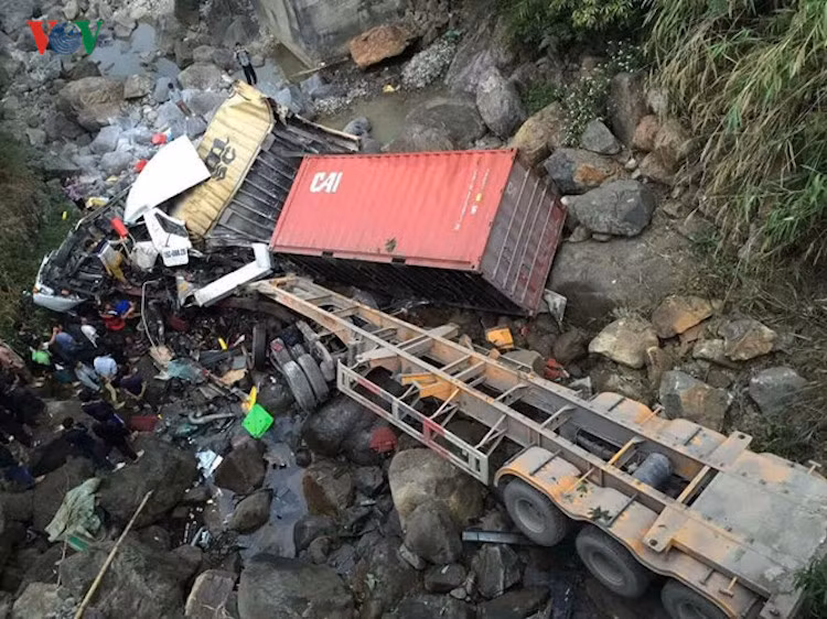 Vụ tai nạn đã làm 2 xe rơi xuống vực sâu khoảng 30 mét. Lái xe container bị kẹt ở cabin và phải mất hơn 1 giờ sau lực lượng chức năng mới đưa được ra ngoài để đi cấp cứu.