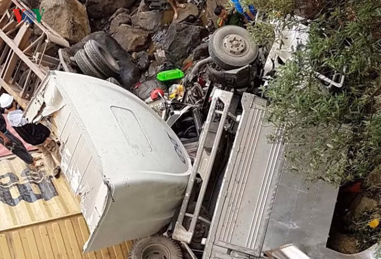 Theo một số người dân sinh sống gần đó và có mặt tại hiện trường: Khi xảy ra tai nạn, trên xe hai phương tiện đều chở hàng hóa nặng.