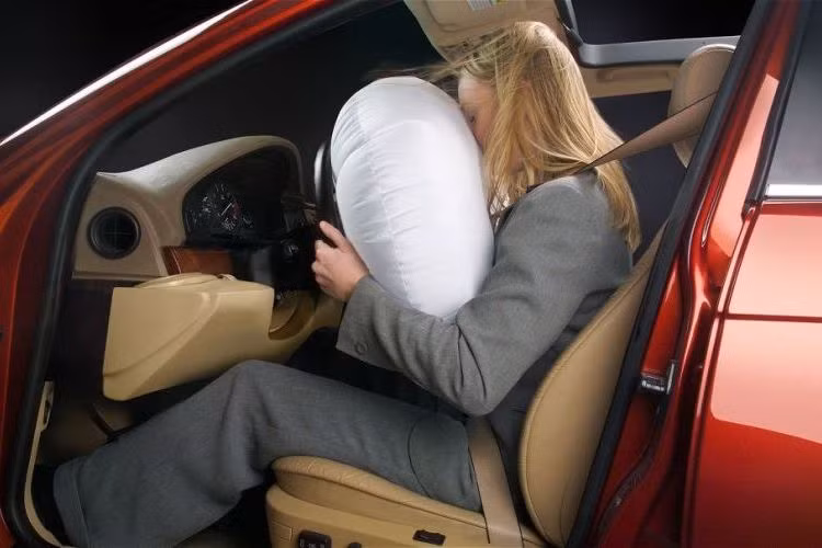 Cùng với túi khí và thân xe với các vùng hấp thụ xung lực, dây đai an toàn là một trong những thiết bị bảo vệ tối quan trọng, không thể thiếu được trên xe hơi ngày nay. Với tầm quan trọng của dây an toàn, rất nhiều quốc gia trên Thế giới hiện đều có những bộ luật để bắt buộc người dân đeo dây an toàn khi ở trên xe.