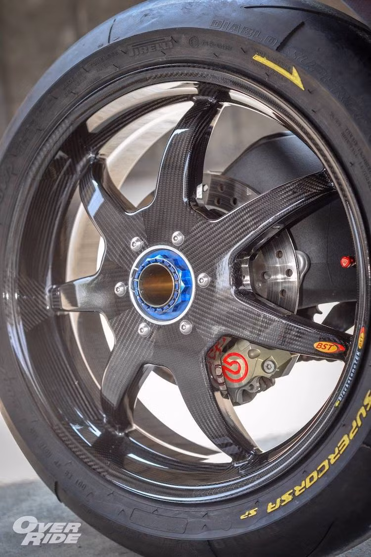 Ở phía sau, chiếc xe có mâm BST Carbon 7 cây được thiết kế dành riêng cho gắp đơn của 1199 S, kết hợp với lốp Diablo Supercorsa nhưng có bản rộng 200/50/17. Hệ thống phanh sau cũng được nâng cấp với heo Brembo Billet.