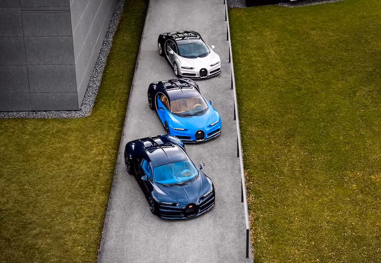 Trong 3 chiếc xe, chỉ có duy nhất chiếc màu xanh da trời hiện có danh tính chủ nhân được đồn đoán là Hoàng tử Badr bin Saud - cháu nội của Quốc vương Abdullah từ Ả Rập Saudi. 3 chiếc xe này mới chỉ là lô Chiron đầu tiên trong tổng cộng 70 chiếc được Bugatti dự định tạo ra trong năm nay.