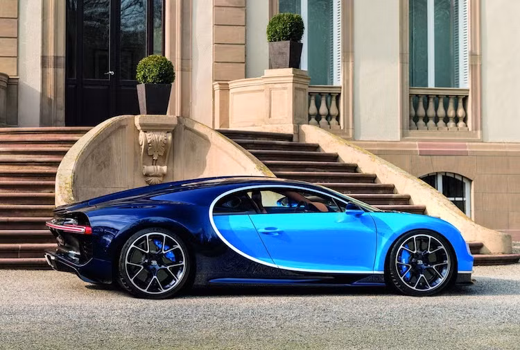 Siêu xe Bugatti Chiron sẽ có "trách nhiệm" tiếp nối "huyền thoại" Veyron trước đây để tiếp tục lập ra những kỷ lục mới trong thế giới xe. Thiết kế của Chiron dựa trên mẫu concept Vision Gran Turismo ra mắt từ năm 2015. Chạy dọc thân xe là một đường gân lấy cảm hứng từ chiếc Bugatti 57 Atlantic cổ, trong khi đường vòm chữ C hai bên thân xe đã trở thành "điểm nhận diện" của những chiếc Bugatti hiện đại.