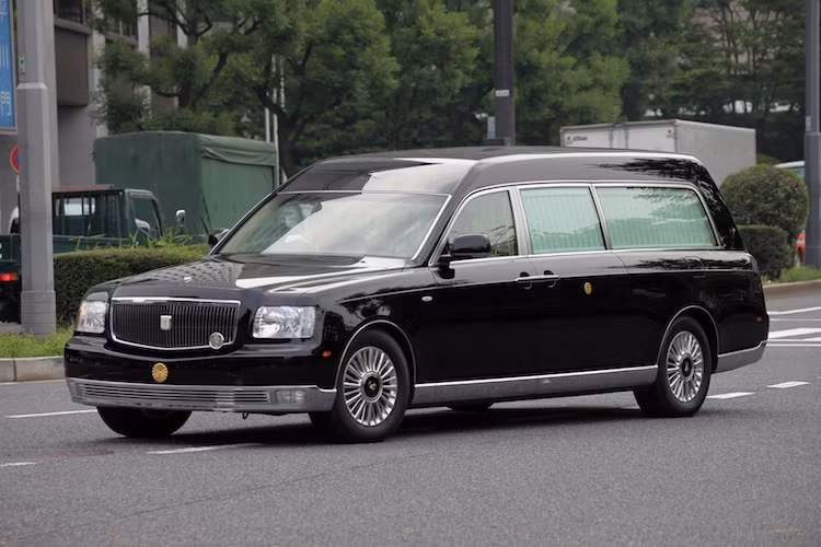 Trong 4 chiếc Century Royal được chế tạo, có một chiếc với thân xe dạng wagon 5 cửa, mui kéo dài về phía đuôi xe. Chiếc xe này sẽ được sử dụng để chở quan tài của Nhật Hoàng hoặc các thành viên Hoàng gia về nơi an nghỉ cuối cùng khi họ qua đời. Mỗi chiếc Century Royal có giá 52,5 triệu Yên (tương đương 10,5 tỷ đồng), tuy nhiên chúng sẽ vĩnh viễn chỉ dành riêng cho Hoàng gia Nhật Bản.