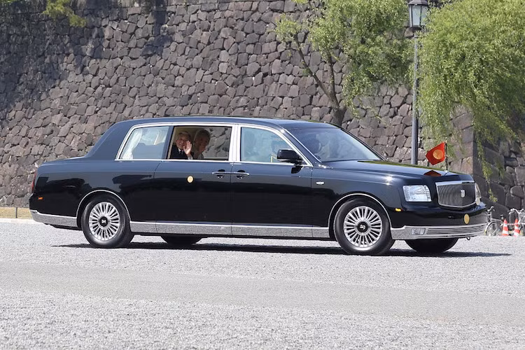 Là một mẫu xe siêu sang, Toyota Century Royal đương nhiên cũng phải sở hữu hệ thống treo cực kỳ êm ái. Xe được trang bị hệ thống treo dạng wishbone kép ở cả phía trước lẫn phía sau, với các giảm xóc lò xo được bổ trợ bởi giảm xóc khí để tăng độ êm ái và điều chỉnh được khoảng sáng gầm xe.
