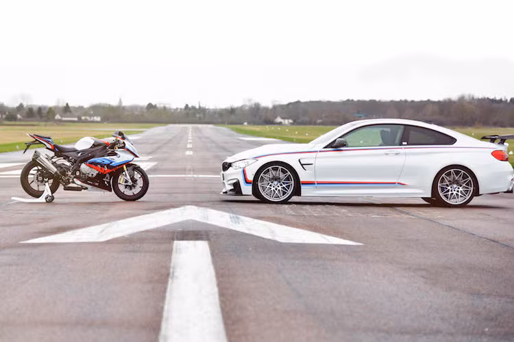 Bắt đầu từ chiếc "xế hộp" BMW M4 Magny-Cours Edition, phiên bản này đã được BMW dựa trên chiếc xe thể thao M4 với gói trang bị Competition Package. Chính vì vậy chiếc xe có bộ mâm 20 inch nhiều nan trọng lượng nhẹ, cánh đuôi ở phía sau và những cánh khuếch tán bằng sợi carbon ốp dưới cản trước.