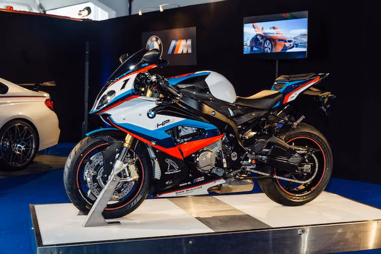 Cung cấp sức mạnh cho S1000RR Magny-Cours Edition tiếp tục là khối động cơ 999 cc DOHC 4 xi-lanh làm mát bằng chất lỏng, cho công suất tối đa gần 200 mã lực. Dù chỉ mạnh bằng khoảng 1/2 M4 Magny-Cours Edition nhưng do có trọng lượng nhẹ hơn rất nhiều, mẫu siêu môtô S1000RR có gia tốc "chóng mặt" hơn nhiều.