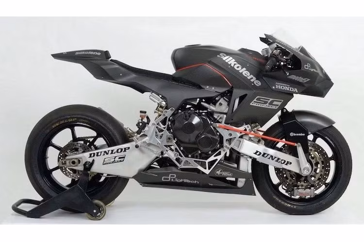 Mỗi chiếc 986 M2 sẽ được Vyrus tạo ra từ khoảng 750 linh kiện và phụ tùng khác nhau. Đương nhiên, khách hàng cũng sẽ được toàn quyền quyết định về cấu hình của chiếc xe theo ý muốn. Những phụ tùng được Vyrus sử dụng cũng tới từ các hãng tên tuổi như Marchesini, SC Project, Lightech...