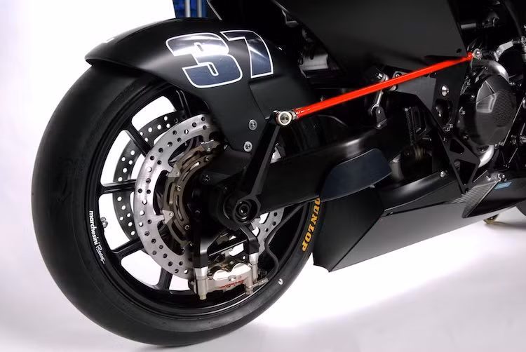 Điểm đặc biệt nhất trong thiết kế của Vyrus 986 M2 đó là hệ thống lái gián tiếp tương tự các sản phẩm trước của hãng và dòng Tesi từ Bimota. Dù có những nhược điểm như gắp rộng hay trọng lượng lớn, hệ thống này vẫn được một số ít hãng xe "hàng thửa" trên Thế giới ưa chuộng do độ ổn định tuyệt đối khi ôm cua ở tốc độ cao và vẻ ngoài độc đáo.