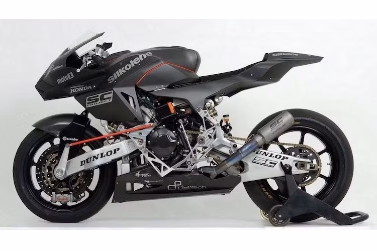 Giống như các sản phẩm trước đây của Vyrus, 986 M2 cũng sở hữu thiết kế cực "ngầu" và hiện đại, khác biệt hoàn toàn so với những chiếc môtô khác ở trên thị trường. Ở đẳng cấp này, chiếc xe cũng đã được Vyrus chế tạo với bộ vỏ bằng sợi carbon cùng nhiều chi tiết sử dụng nhôm siêu cường CNC.