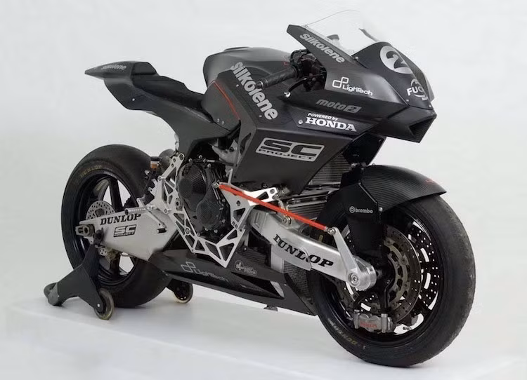 Được thành lập từ năm 2001, Vyrus là hãng môtô thủ công Ý, tách ra từ một hãng xe nổi tiếng khác là Bimota. Tính tới nay, Vyrus đã có 2 mẫu xe là 984 C3 và 985 C3 4V, tất cả đều sử dụng động cơ Ducati. Mới đây nhất, hãng đã giới thiệu chiếc siêu môtô Vyrus 986 M2 hoàn toàn mới, sử dụng động cơ của Honda CBR600RR.