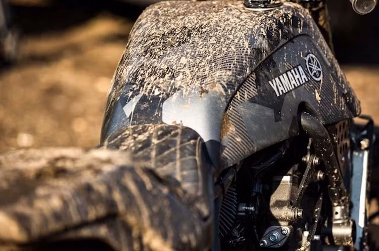 Trên Soil Scorpion, Rough Crafts đã sử dụng nhiều chi tiết chung với Corsa Scorcher như cặp phuộc USD từ Yamaha R1 phía trước, hệ thống phanh Beringer, đèn pha với lưới chắn phong cách xe quân sự, phần thân và đuôi bằng sợi carbon trọng lượng nhẹ...