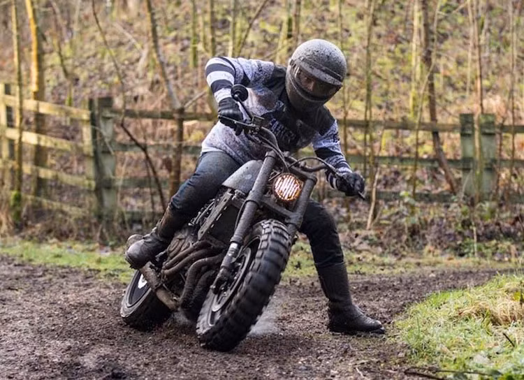 Tuy nhiên, để khiến chiếc Soil Scorpion mang phong cách "bụi" hơn, xưởng độ này đã thay thế cặp tay lái clip-on của Corsa Scorcher bằng ghi-đông dạng scrambler chế tạo thủ công, dán decal rằn ri lên thân xe và thay cặp vành Wukawa Industry nhiều nan kèm lốp gai địa hình.