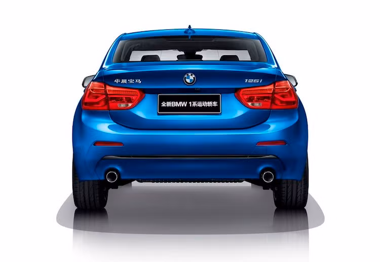 Dù thuộc dòng BMW 1 Series nhưng trên thực tế, 1 Series Sedan lại khác biệt với bản hatchback từ chassis tới thiết kế. Trong khi phiên bản hatchback sử dụng khung sàn dẫn động bánh sau thì 1 Series Sedan lại được xây dựng trên nền tảng chassis dẫn động cầu trước UKL của BMW, vốn đã từng xuất hiện trên X1 thế hệ mới và 2 Series Active Tourer.