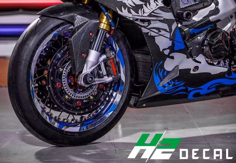 Trên bản độ này, chủ xe đã trang bị cho mẫu Superbike S1000RR cặp mâm bánh căm Kineo thay vì các loại mâm đúc như thường thấy, tạo cho chiếc xe sự độc đáo chưa từng có ở Việt Nam. Hệ thống phanh trước cũng được nâng cấp tổng thể với cặp heo Brembo CNC GP, đĩa phanh Braketech và dây dầu Earl's.