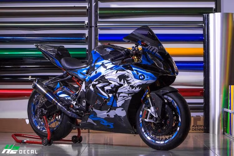 Chiếc BMW S1000RR với biệt danh "cá mập" đã được biker miền Tây nâng cấp toàn diện với loạt phụ tùng đắt giá, cực "độc" và dàn áo full carbon với các họa tiết hình cá mập dữ dằn. Tại thị trường Việt Nam, hiện S1000RR nhập khẩu chính thức từ BMW Motorrad sẽ được bán với 3 màu cùng mức giá khởi điểm khoảng 758 triệu đồng.